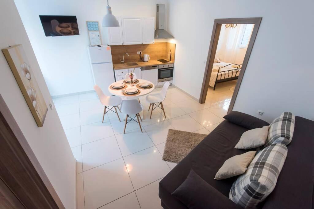 Apartman M&S 1 Kali, Otok Ugljanアパートメント エクステリア 写真