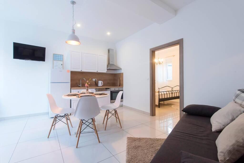 Apartman M&S 1 Kali, Otok Ugljanアパートメント エクステリア 写真