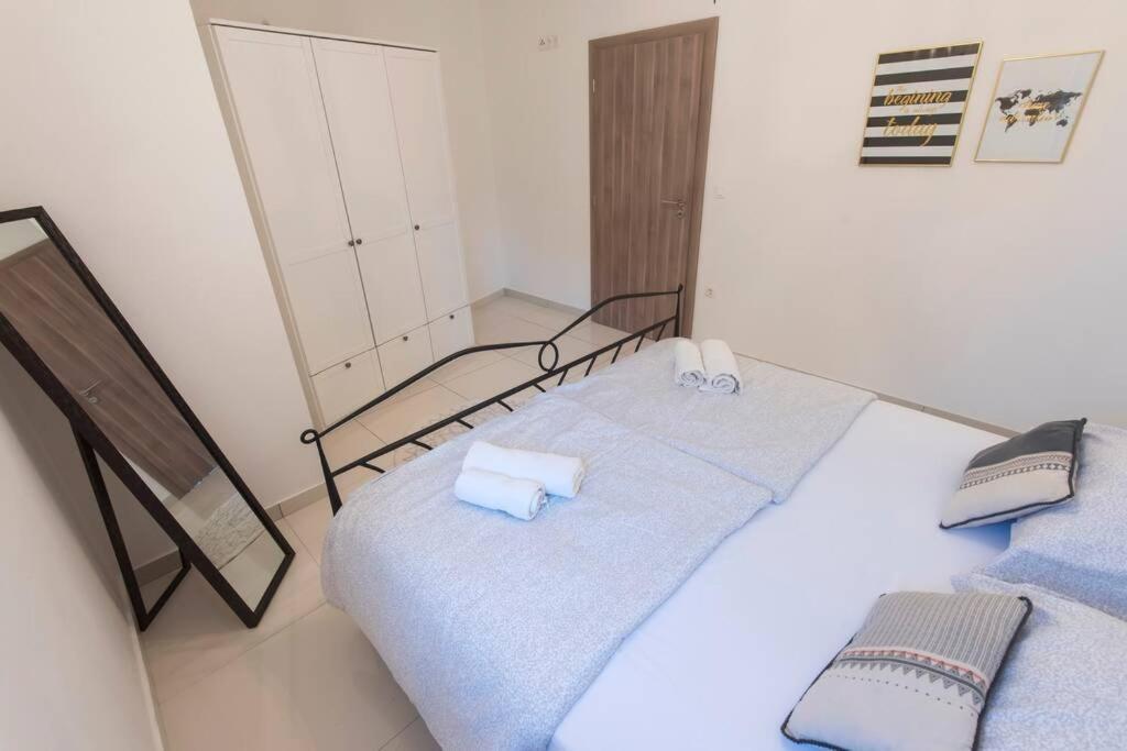 Apartman M&S 1 Kali, Otok Ugljanアパートメント エクステリア 写真